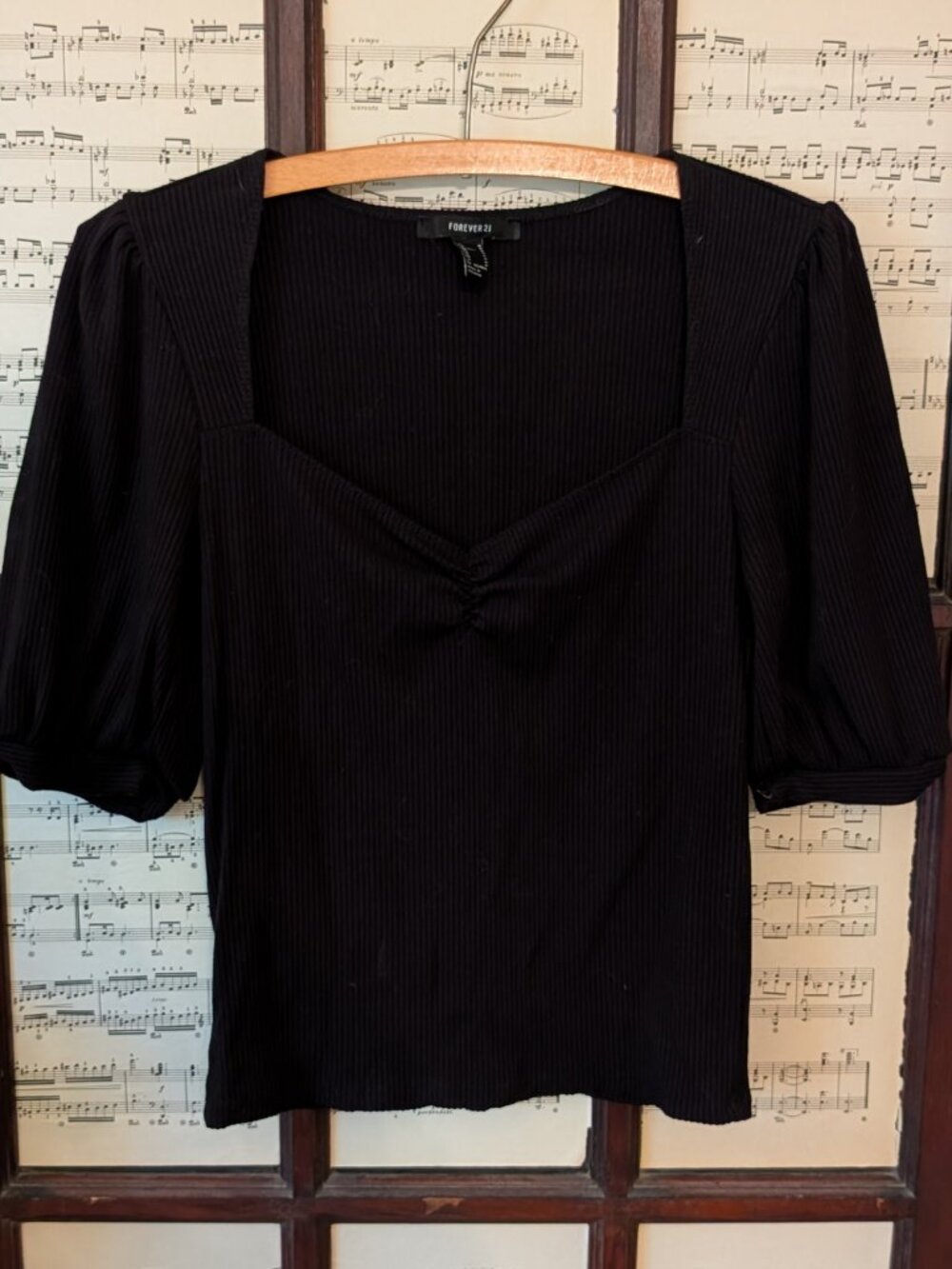 Sweetheart neckline, puff sleeve, black top